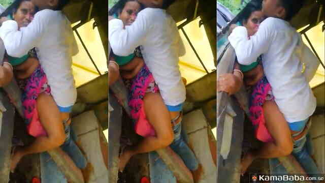 Hot Auto Rickshaw XXX Video: Desi Aunty Gets Young Boy’s Hard Cock